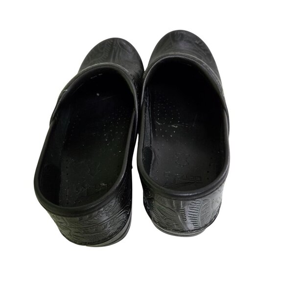Dansko NWOT Black Leaf Pattern Tooled Leather Professional Clogs Size 39 - Picture 4 of 9